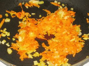 пассеровать лук и морковь